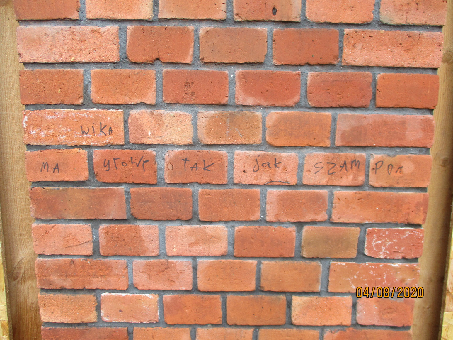 graffiti na murze zabytkowego budynku przez osobę nieletnią- interwencja SM