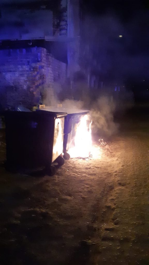 Podpalony pojemnik na odpady selektywne przy ul. Ciasnej- interwencja SM.