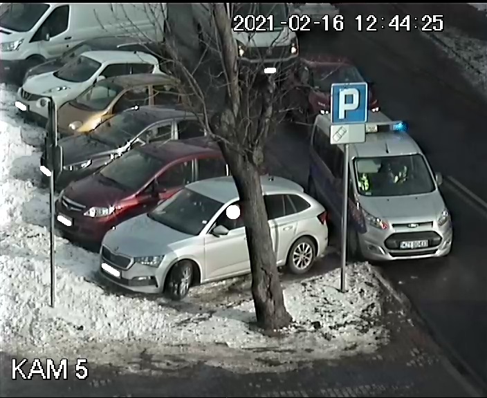 Postój pojazdem marki Skoda w na miejscu przeznaczonym dla osób o obniżonej sprawności ruchowej, przy ul. Mireckiego