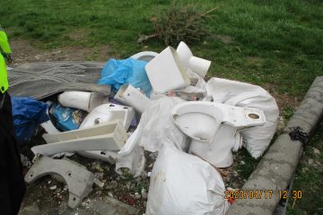Podrzucone odpady budowlane ul. Fieldorfa Nila 9.