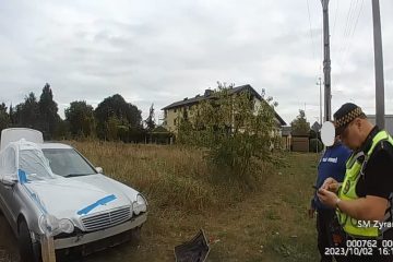 akierowanie pojazdu na trawniku przy ul. Mazowieckiej.