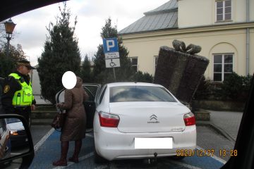 Parkowanie na miejscu dla osób niepełnosprawnych pl. Piłsudskiego.