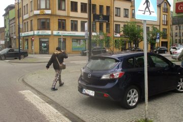 Parkowanie w rejonie przejścia dla pieszych i skrzyżowania ul. Okrzei-Łukasińskiego.
