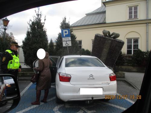 11.Parkowanie-na-miejscu-dla-osob-niepelnosprawnych-pl.-Pilsudskiego (1)