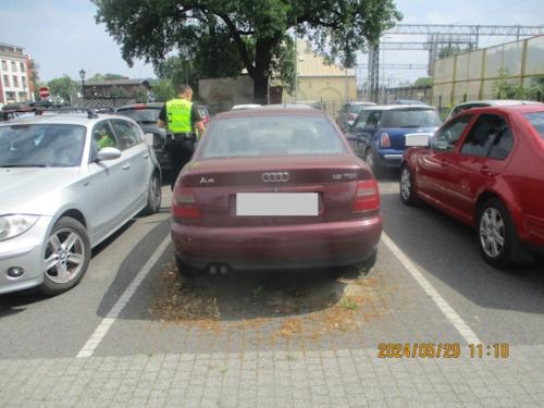 16e.-nieuzytkowane-pojazdy-na-parkingu-przy-ul.-Polskiej-Organizacji-Wojskowej