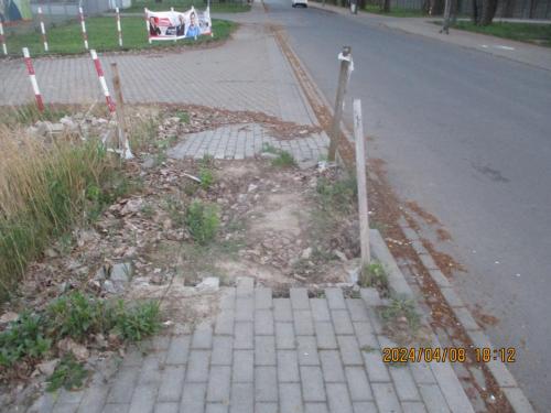 17a.Uszkodzona-nawierzchnia-chodnika-ul.-Towarowa (1)
