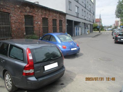 2.Pojazdy-zaparkowane-w-miejscu-obowiazywania-znaku-B-36-ul.-Sienkiewicza.