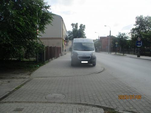 20a.Parkowanie-pojazdem-ciezarowym-na-chodniku-przy-ul.-Mireckiego.