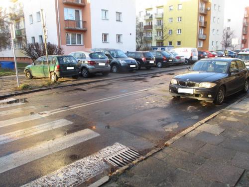 23.Parkowanie-pojazdem-na-wysokosci-linii-podwojnej-cialej-ul.-Kosciuszki.