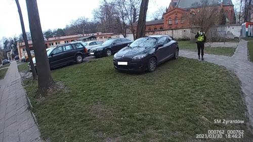 23A.Parkowanie-pojazdem-na-trawniku-ul.-Wittenberga.