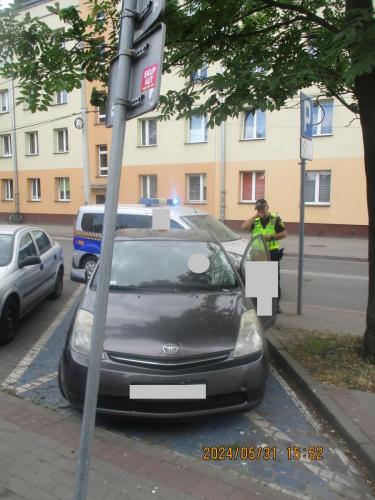 24a.-postoj-pojazdem-na-miejscu-parkingowym-przeznaczonym-dla-osob-o-obnizonej-sprawnosci-ruchowej-ul.-Mireckiego