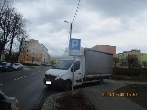 35.Postoj-pojazdem-ciezarowym-na-miejscu-przeznaczonym-dla-pojazdow-osobowych-i-blokowanie-chodnika-ul.-Wittenberga