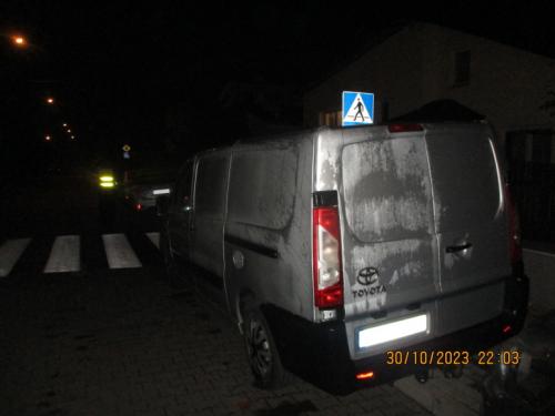 7.Pojazdy-zaparkowane-w-rejonie-przejscia-dla-pieszych-na-ul.-Komorowskiego