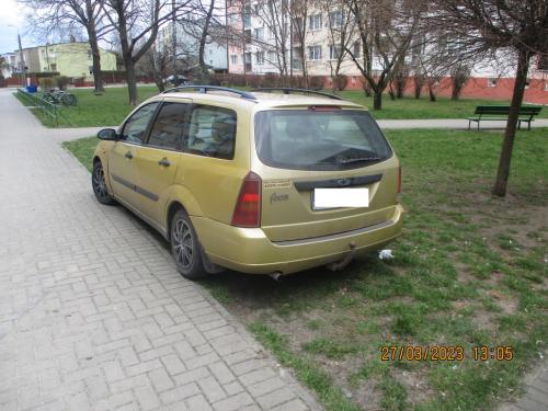 9.Parkowanie-pojazdem-na-trawniku-ul.-Szarych-Szeregow.